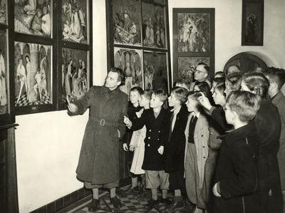 407000 Afbeelding van een groep kinderen tijdens een rondleiding in de Agnietenkapel van het Centraal Museum ...